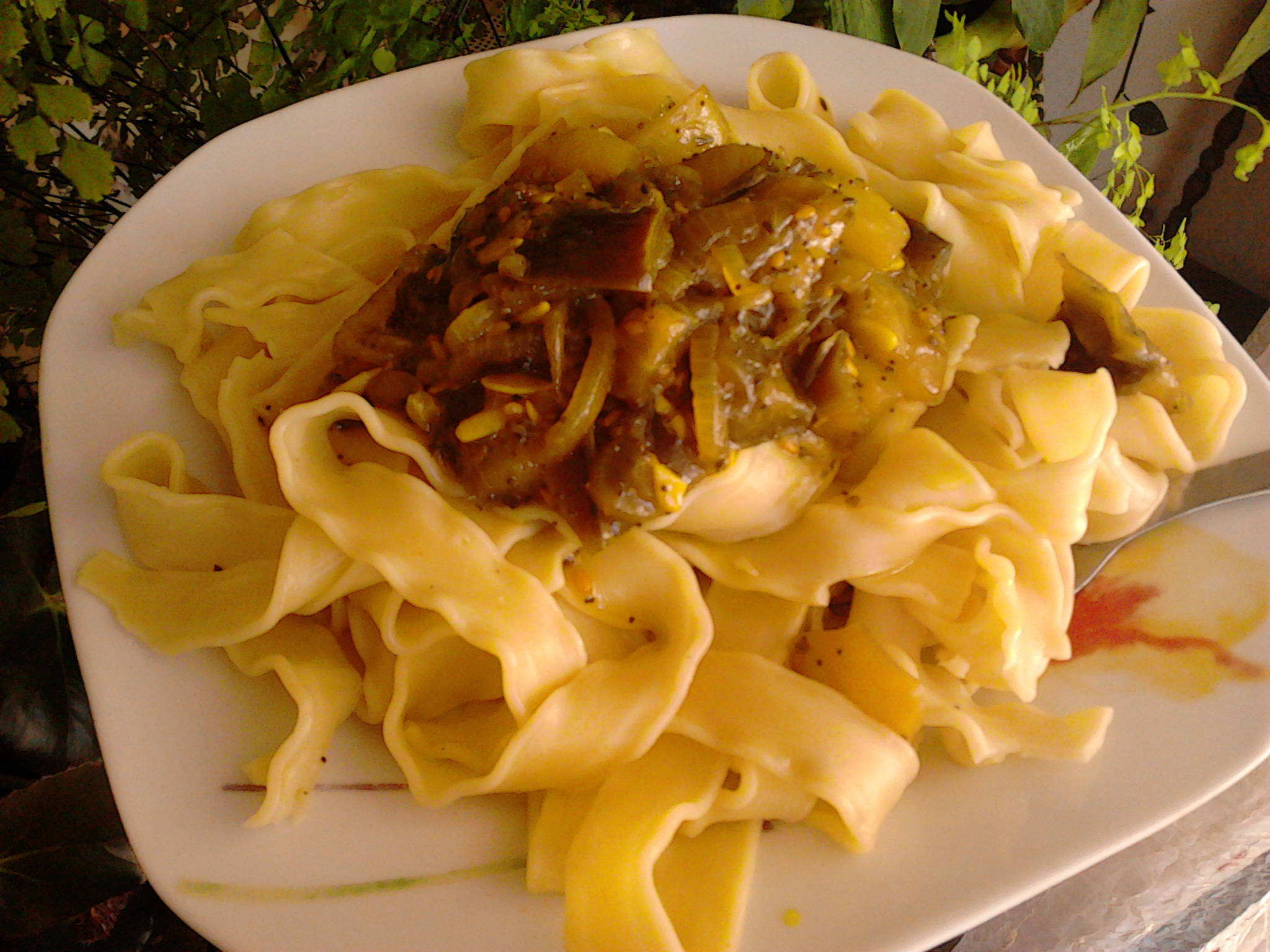 Tagliatelle alle verdure sul piatto